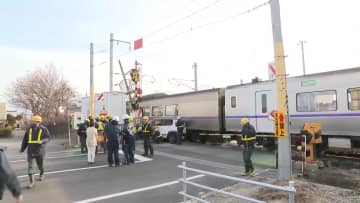 【踏切事故】「列車の汽笛がいつもより長かった」JR函館線で特急列車と軽乗用車が衝突　運転見合わせで特急など5本運休　北海道七飯町