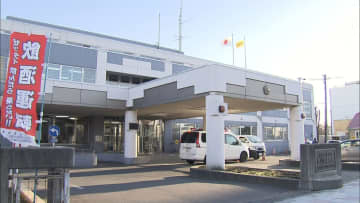 交差点を"妙に遅く"左折する怪しげな車を発見…警察官が免許の提示をもとめたところ「無免許運転」発覚！49歳男を逮捕「免許の取り消し処分を受けた」飲酒運転の可能性も 北海道苫小牧市