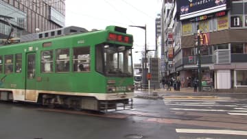 札幌市電が5月から平日ダイヤ1割減便 運行間隔が最大で2分広がる…背景にあるのは“運転手不足”定数73人に対して10人も足りず「地域の交通を守るため休日出勤に頼る」…対策で基本給9.3％UP