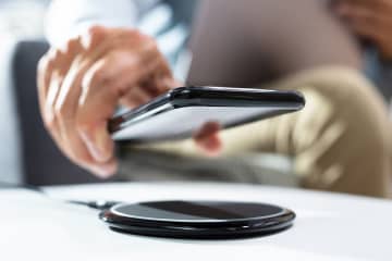 スマホの充電が面倒！ その悩み、速くて安全な「Qi2」が解決するかも？