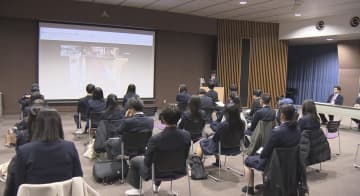 神戸市内の高校生が学ぶ スタンフォード大学の全編英語のオンライン講座閉講式