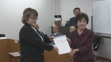 尼崎市議会の百条委員会　光本圭佑市議に議員辞職を求める最終報告書を議長に提出