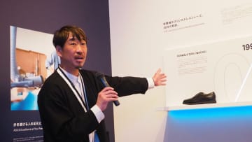 「ASICS RUNWALK」の歴代モデルを展示　11年ぶりの「新作」も一部公開　銀座で25日まで期間限定ギャラリー展