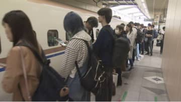 大型連休最終日　Uターンラッシュ　JR長野駅の新幹線ホームは混雑