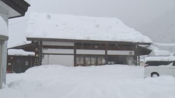 「道の駅」の雪下ろし作業で転落　72歳男性が背中の骨を折る重傷　現場の白馬村は40センチ以上の降雪