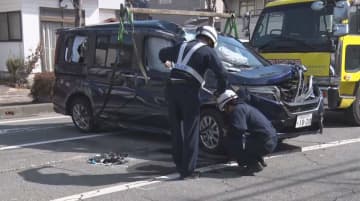 車3台からむ事故　男女3人搬送　JR上諏訪駅近くの市道