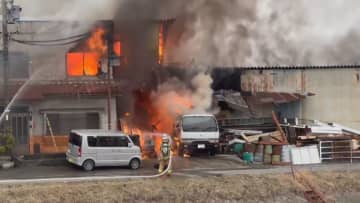 建物を焼く炎と煙　住宅兼工場で火事　隣接のJR篠ノ井線は2時間運転見合わせ　特急「あずさ」など10本が運休や区間運休　5800人に影響