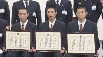 「助けて」と聞こえ…高校球児3人がお年寄りの命救う　火災現場で息の合った連携プレー　90代女性を背負い避難させ、119番通報