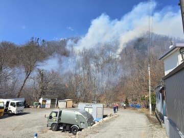 たき火が裏山に延焼　一夜明けて「鎮圧」状態に　少なくとも約2ヘクタール焼く　住民「飛び火でどんどん行っちゃって…」