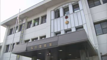 警察署の駐車場で刃渡り17センチの包丁所持　21歳男を銃刀法違反容疑で逮捕　女性とトラブル後に1人で警察署に　首には切り傷も