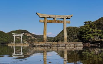 外国人客のマナーに悩む対馬の神社、氏子・崇敬者以外の立ち入りを禁止に「極めて重大かつ許されない不敬行為が行われた」