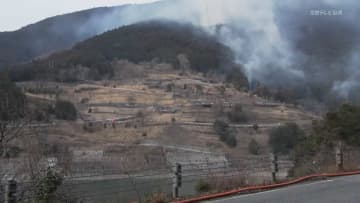 消火活動続く　川上村白屋で山林火災