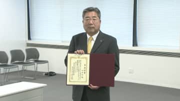 浦安市長選挙　３選の内田氏に当選証書　3期目の思いを新たに