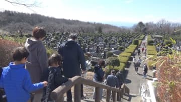 彼岸の中日　家族連れなどが墓参り