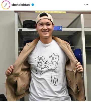 大谷翔平「サインください。」マエケン“画伯”の渾身Tシャツ披露　デコピンと仲良く手をつなぐイラスト「めちゃくちゃ可愛い」と反響