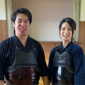 「一緒にお風呂に入りたい」願いをかけて剣道勝負　七段の妻VS六段の夫が暮らすのは「13K」の元小学校　寝室は校長室…夫婦げんかも竹刀で決着！？