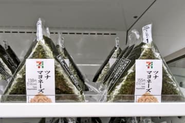 同じツナマヨおにぎりなのに、138円と155円が並んでる…なぜ？　コンビニ棚で驚き「物価上昇率えげつないな」