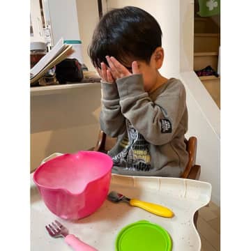手で顔を隠す3歳息子「どうしたの？」→そのワケに12万人がほっこり「なんてピュアなの！？」「全父母が笑顔になっちゃう」