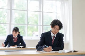 高校2年生の息子の塾代で毎月「5万円」の出費…貯金が「500万円」から増えないのですが、大学進学の費用はこのままでも払えますか？