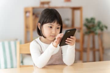 子どもの「スマホ利用料金の平均額は「月3000円」！ 「内訳や節約方法」を紹介