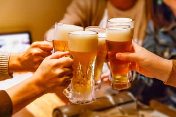 友人と3人で「飲み会」を開催！ 車なので「飲み放題は2人分で」と頼んだら、「人数分の注文が必要」とのこと。お酒を飲まないのに頼む必要はあるのでしょうか？