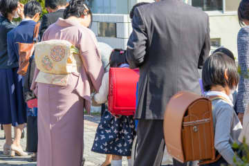 子どもの卒入園式や卒入学式で着る”母”のフォーマル服。「レンタル」と「購入」ではどちらがお得？