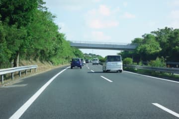 高速道路で「追い越し車線を走り続ける」は実は違反!? あまり“取り締まり”を見かけないのはなぜ？「違反にならないケース」も解説