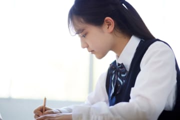 子どもの進学費用が「200万円」足りない!?「奨学金」で子どもに借金させるより、親が「教育ローン」を借りるべき？ 特徴やメリット・デメリットを比較