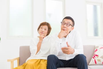 会社の定年が「70歳」になったので、それまで「年収300万円」で働く予定。年金の受け取りを「70歳」にすると、65歳から受け取る場合に比べてどれだけお得？ 受給額を比較