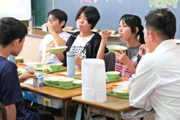 一流ホテルシェフが手作り給食　那覇の小学校で食育授業　児童ら笑顔、お代わりジャンケンも