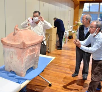 沖縄から持ち出された259年前の骨つぼ「厨子甕」　国立民族学博物館が子孫に初の返還