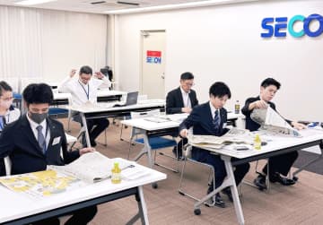 「社会の課題を可視化」　新聞記事や見出しの役割など学ぶ　セコム琉球の社員がNIB講座