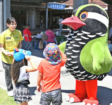 「餌を探すためにヤンバルクイナが道に…」希少動物の交通事故防ごう　沖縄・国頭村　行楽客に安全運転を呼びかけ