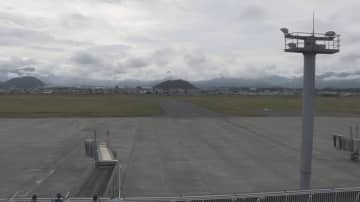 【速報】山形空港にクマ出没し一時滑走路を閉鎖　空港職員が滑走路を歩くクマを目撃し通報