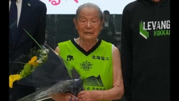 フリースロー9得点の大活躍 国内最高齢バスケ選手、100歳の在間弘さん引退試合 競技歴88年に終止符 健康の秘訣は…ラジオ体操と１日置きの晩酌