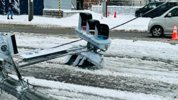 信号機の柱が倒れ道路塞ぐ…札幌市西区でRV車が柱に突っ込む単独事故　3車線が塞がり、片側交互通行