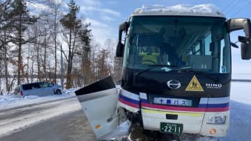 通学途中のスクールバスと軽乗用車が正面衝突　バス乗車の小中学生14人けがなし　現場近くで起きた別の事故と関連か　北海道帯広市