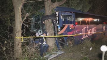 【速報】高速バス 林に突っ込む 運転手死亡 20人以上病院搬送 三重・御浜町