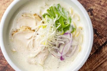 SNSで話題！『濃厚でコク旨』鶏白湯ラーメン…シメはチーズとご飯で「リゾット飯」【札幌】