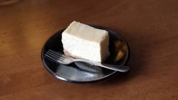 「昼でもお酒、夜でもコーヒー」ラム酒香るチーズケーキや柚子胡椒とソーセージのピザ堪能【琴似】