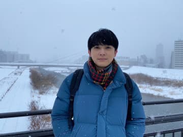 吉沢亮 雪が降る北海道・札幌でのオフショット公開中！「可愛い」「風邪ひいてませんか？」の声『PICUスペシャル』