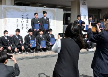 巨大卒業証書と記念撮影　藤沢中に設置・ＦＥＳＴ【一関】