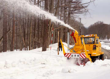 ごう音響かせ残雪舞う　大型連休前開通へ　国道３４２号真湯―須川高原温泉間【一関】