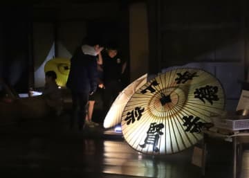 幻想的な空間楽しんで　口内傘ライトアップ　民俗村【北上】