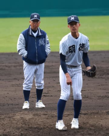 明徳義塾・馬淵監督が大会No.1右腕にチクリ「全然ダメらしいね」舌戦スタート？「チラッと聞いたんですけど」