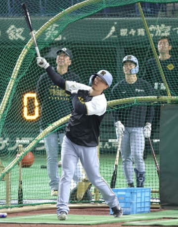 阪神・佐藤輝が右翼で守備練習　フリー打撃ではカブス選手の前で柵越え連発