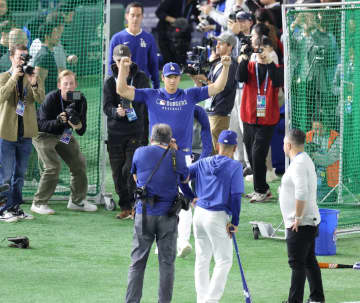 大谷翔平　グラウンド登場でファンにガッツポーズ→ボルテージ最高潮に　東京ドームで公式練習　異様な盛り上がり