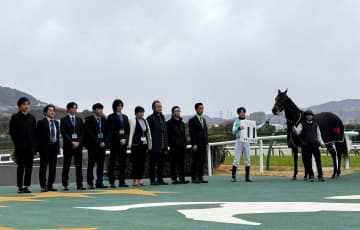 3冠牝馬デアリングタクト全妹のデアリングエアが3戦目で初勝利　松山「タクトに似ている部分もある」