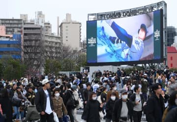 ドジャース　東京ドームの外周が人、人、人！大谷翔平の広告看板と記念撮影するファンも　異様な盛り上がりに