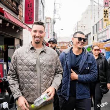 ドジャース選手築地で「ワオ！」　コンビニで大谷のポスターに（笑）「彼を知ってるよ」鮭おにぎりにハマった投手も